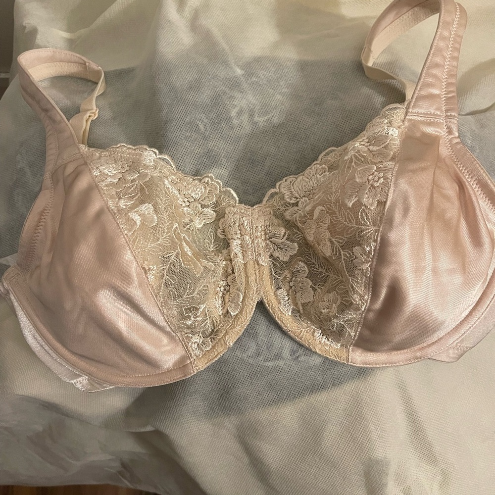 Breezies Lace Detail Bra in Cream and Tan